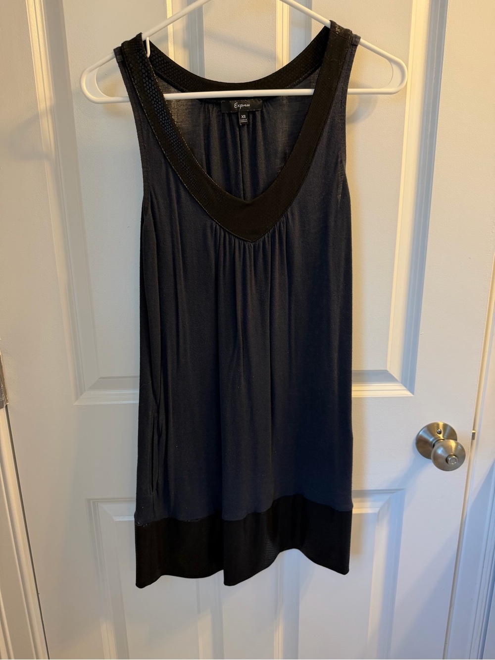 Express Womens Black Sleeveless V-Neck Dress w/ Textured Trim & Pockets. Size XS